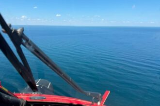 elicopter black hawk si nave de salvare mobilizate pentru gasirea a doi marinari disparuti 6a6675f7141c7