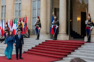 foto nicusor dan si mirabela gradinaru la palatul elysee presedintele si partenera sa au participat la receptia de ziua frantei 6a55d2cdc9de1