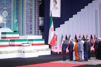 foto sicriul cu trupul lui ali khamenei a fost expus la teheran prima aparitie publica a sefului garzilor revolutiei dupa razboi 6a47c63e6e528