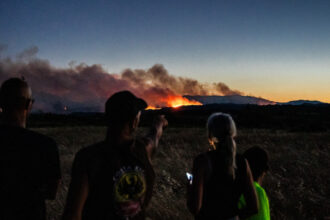 galerie foto incendiile de vegetatie fac ravagii in franta 10 000 de oameni au fost evacuati din calea flacarilor conditiile se deterioreaza 6a4b89a08db4e