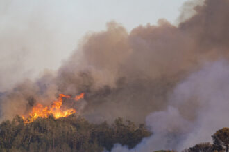 incendiu devastator in catalonia 45 000 de oameni au fost sfatuiti sa ramana in case din cauza fumului 6a48f4b41e6b4