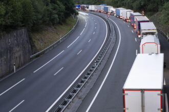 mai multi soferi de tir din prahova si buzau sunt suspectati ca furau laptopurile pe care le transportau politistii fac perchezitii 6a6089024bc1b