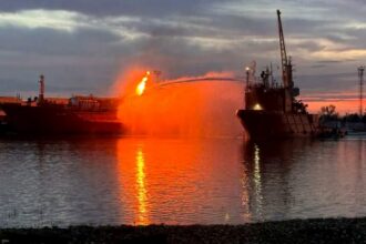 nicusor dan spune ca petrolierul care a luat foc in apropiere de sulina a fost lovit de o drona cel mai probabil in contextul razboiului pornit de rusia 6a5f1966d7cc4