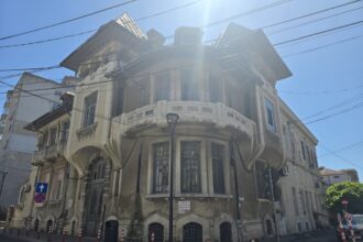 planuri schimbate radical in cazul unei cladiri care atrage toate privirile investitorul pregateste transformarea se dorea initial o clinica medicala 6a515dc75dfc7
