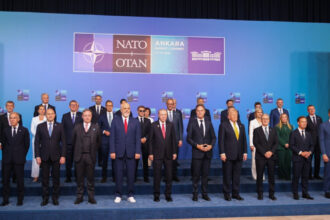 presedintele turc a oferit cadou pistoale si munitie celorlalti lideri nato prezenti la summitul de la ankara 6a4f344c2e4f4