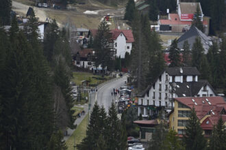 se circula alternativ pe o singura banda pe drumul spre poiana brasov o parte a zidului de sustinere s a prabusit 6a47e978e7a08