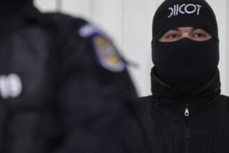 sute de persoane au primit ilegal pensii marite cu ajutorul unor functionari publici gruparea a fost destructurata de diicot 6a5743fc00504