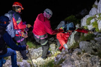 trei turisti straini care au urcat pe munte fara echipament potrivit au fost salvati dupa o misiune de sapte ore a salvamontistilor 6a4d054b92a8e