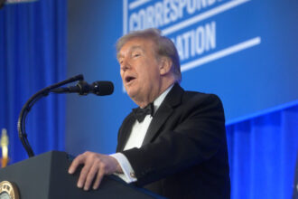 trump ataca jurnalistii si il ironizeaza pe biden la dineul corespondentilor urmatoarea editie ar putea purta numele meu 6a645a553af86