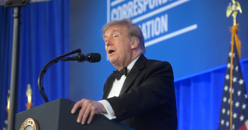 trump ataca jurnalistii si il ironizeaza pe biden la dineul corespondentilor urmatoarea editie ar putea purta numele meu 6a645a553af86
