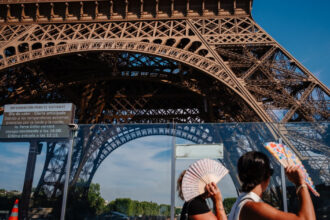 turnul eiffel muzeele luvru si orsay se inchid mai devreme din cauza caniculei 37 de departamente din franta cu alerta rosie 6a533de09ae8d