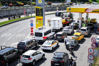 un guvernator rus a ramas in pana prostului din cauza propriilor legi oficialul a facut autostopul pentru a ajunge in oras 6a4cb0f174697