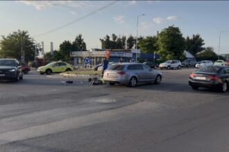 video accident in sensul giratoriu de pe aurel vlaicu un barbat aflat pe trotineta a fost ranit 6a4dd2bf28487