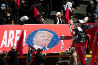 video apeluri la razbunare la funeraliile lui ali khamenei iranienii au aruncat cu pietre intr un panou cu trump amenintarea liderului sua 6a4c0811478db