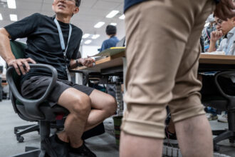 video caldura extrema in japonia angajatii guvernamentali au permisiunea sa vina in pantaloni scurti pentru a economisi aerul conditionat 6a573969cc33a