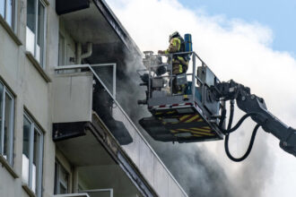 video cel putin sase morti intr un incendiu care a cuprins un bloc de locuinte cu 10 etaje la anvers 6a451c338ec3a