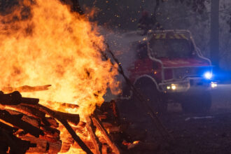 video evacuari in toiul noptii si fuga printre flacari turistii descriu infernul incendiilor din franta din cer cadea cenusa ca zapada 6a64e6f440acb