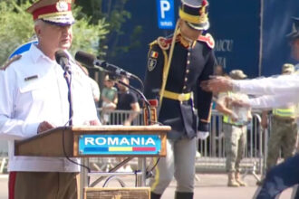 video incident la ceremonia de ziua aviatiei un militar aproape ca lesina langa seful armatei care il ignora si isi continua discursul 6a5ca29b381b6