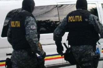 video interventie in forta a mascatilor in bucuresti un barbat ameninta ca isi face rau cu un cutit si s a baricadat in locuinta 6a523d5906359