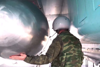 video momentul in care rusia lanseaza o bomba glisanta fab 3000 devastatoare de trei tone asupra unui orasel ucrainean 6a562e4161c3c