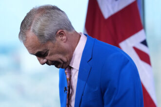 video nigel farage demisioneaza din parlamentul britanic in semn de protest dar va candida pentru realegere 6a4d1debb4d58