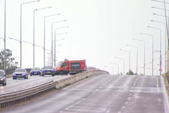video trafic reluat pe dn1 dupa restrictiile impuse din cauza riscului de prabusire a unui stalp pe pasarela ikea 6a455f20835a9