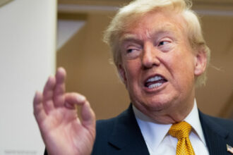 video trump cere retragerea licentelor de emisie pentru doua televiziuni dupa ce posturile au refuzat sa i transmita in direct discursul 6a59f8848c776