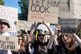 video ucrainenii s au adunat la kiev pentru a protesta fata de demiterea ministrului apararii mihailo fedorov 6a5898faae35b