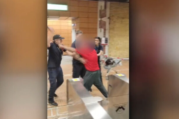 video un barbat a fortat poarta de acces la metrou si a spart geamul dintre turnicheti a fost internat la spitalul obregia 6a5690b3f1884