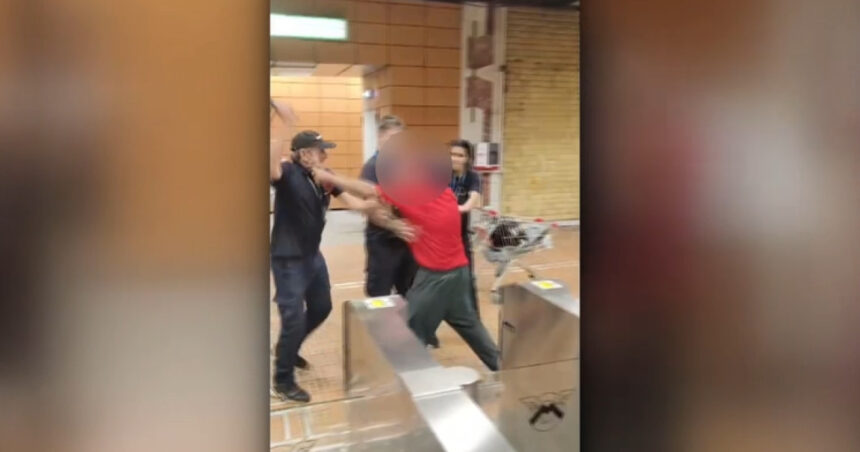 video un barbat a fortat poarta de acces la metrou si a spart geamul dintre turnicheti a fost internat la spitalul obregia 6a5690b3f1884