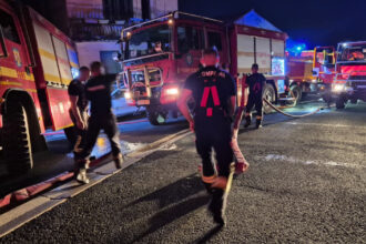 videofoto pompierii romani au intervenit pentru a salva locuinte amenintate de incendiile din franta misiunea continua in conditii dificile 6a4b51601536b
