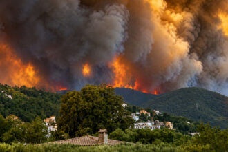 videofoto pompierii romani lupta in continuare cu incendiile din franta interventii dificile in zone greu accesibile 6a4c9bd55085a